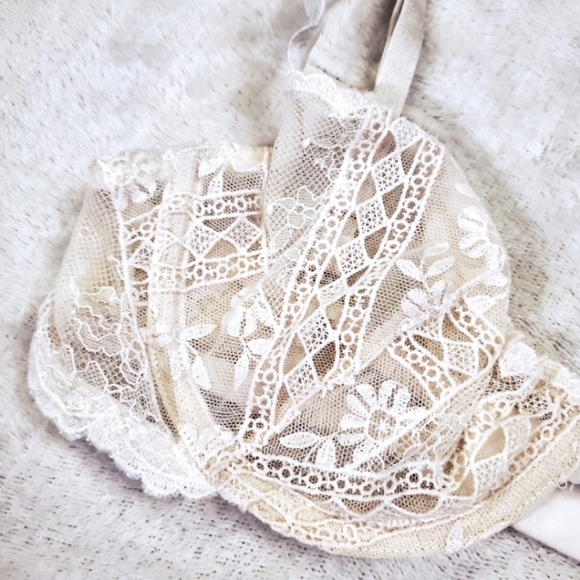 New Victoria's Secret Designer Collection  Lace Demi Bra 32D - Picture 4 of 7